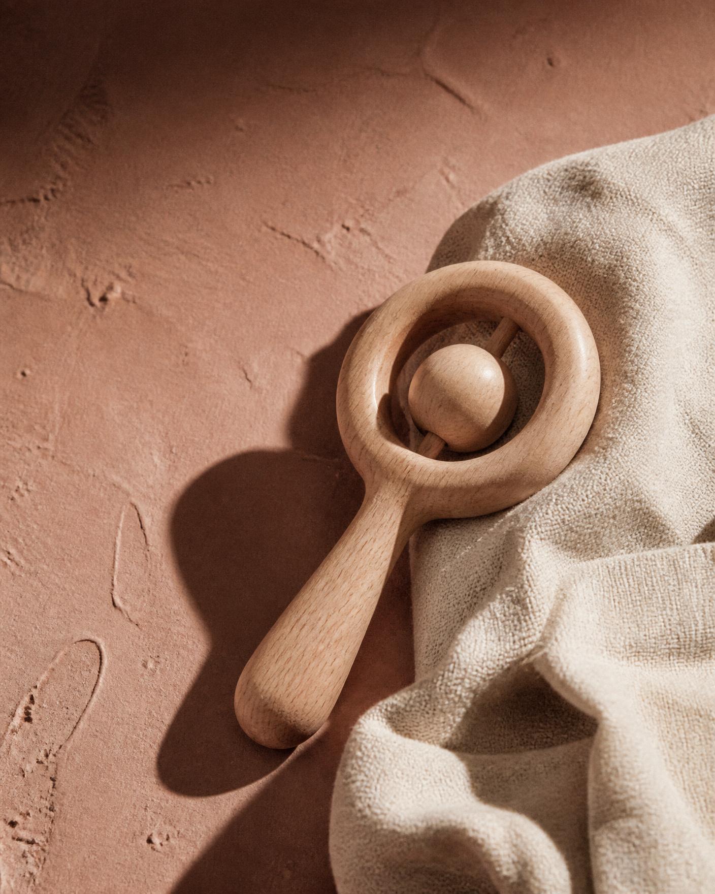 Natural play objects arranged on linen